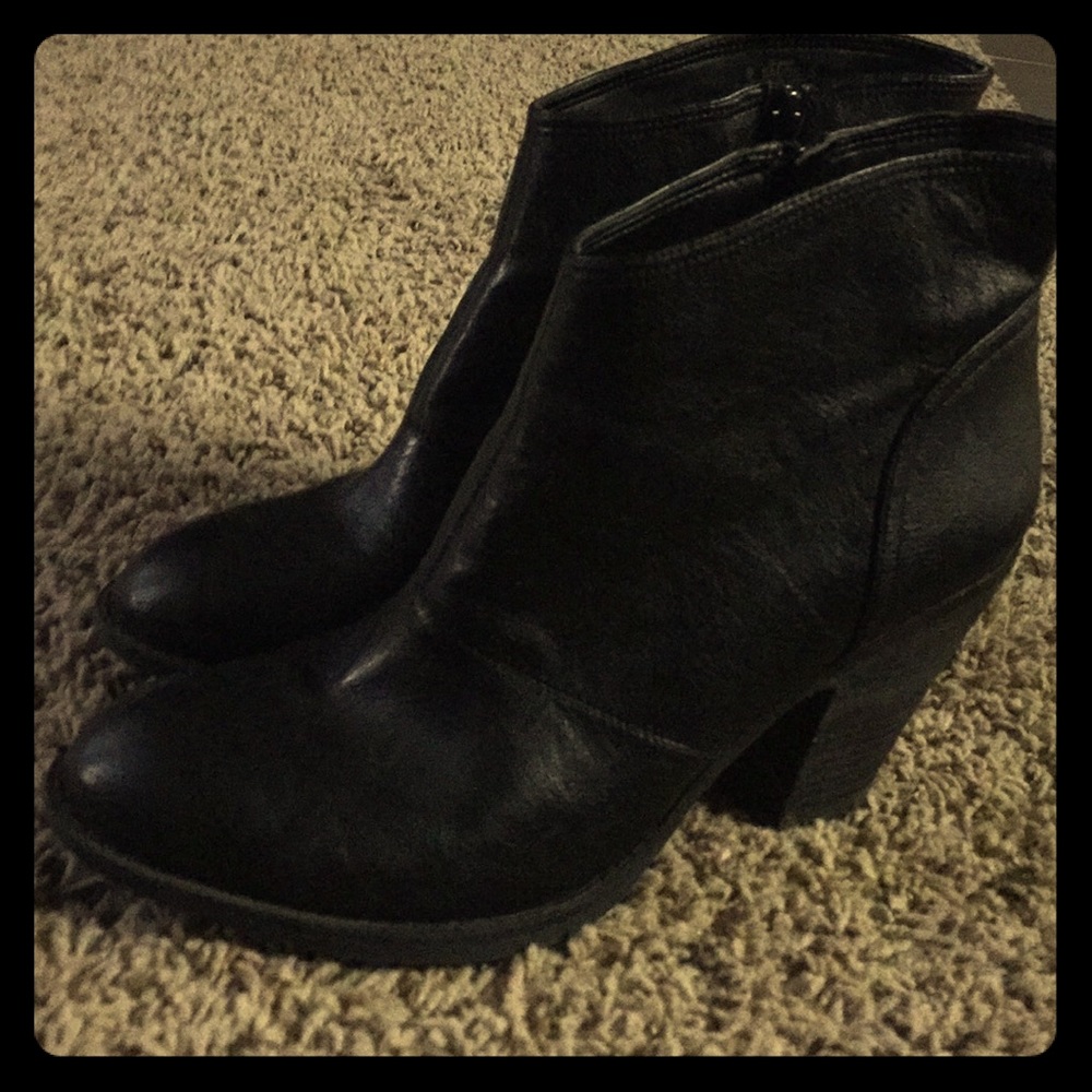 Jessica Simpson black booties